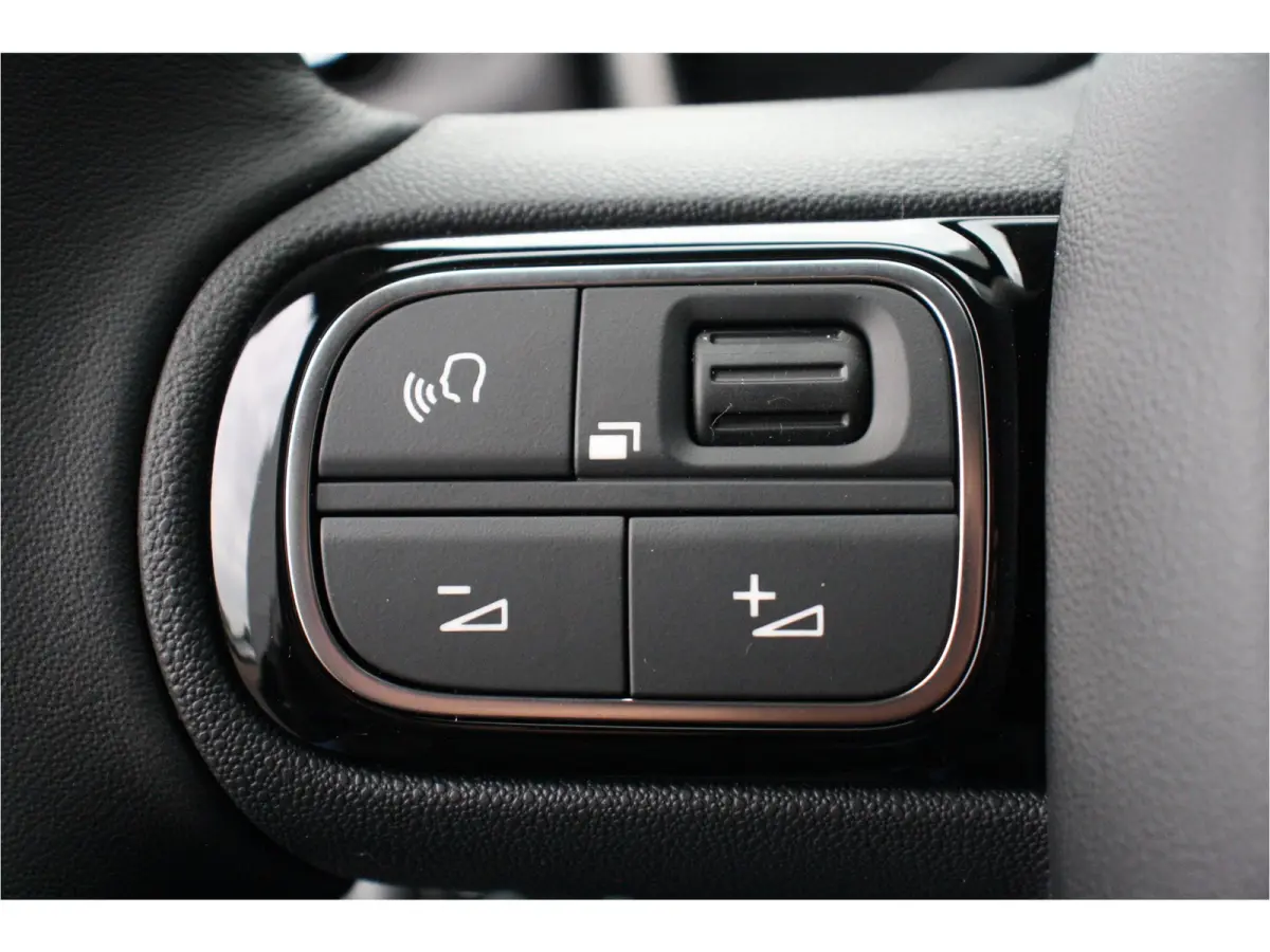 1.2 PURETECH 83PK FEEL EDITION / NAVI / CLIMA / LED / PDC / 17" LMV / CAMERA / APPLE CARPLAY / ORG. NL. !!