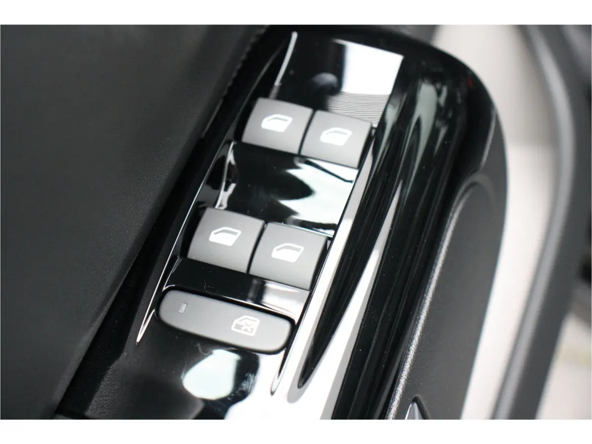 1.2 PURETECH 83PK FEEL EDITION / NAVI / CLIMA / LED / PDC / 17" LMV / CAMERA / APPLE CARPLAY / ORG. NL. !!