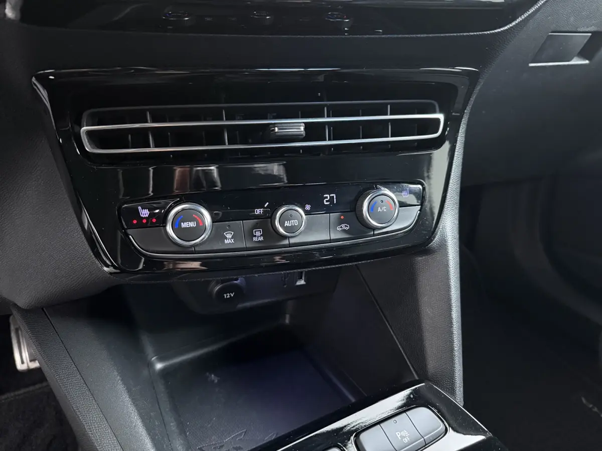 1.2 Turbo Ultimate | Achteruitrijcamera | Alcantara bekleding | Electronic climate controle
