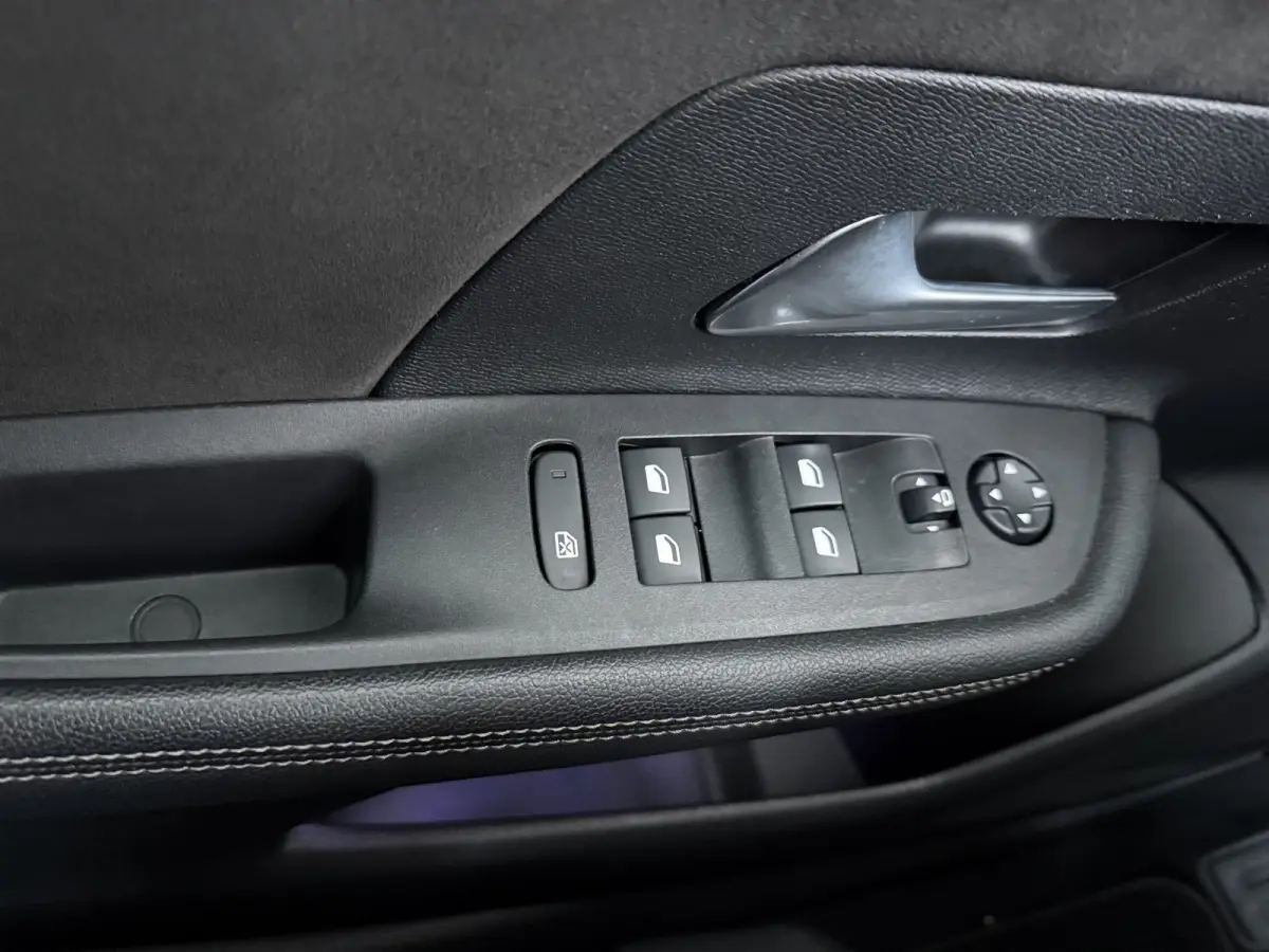 1.2 Turbo Ultimate | Achteruitrijcamera | Alcantara bekleding | Electronic climate controle