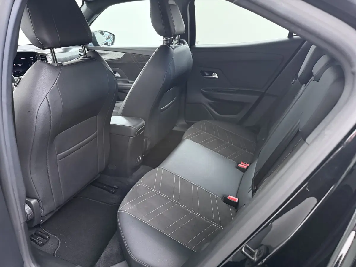 1.2 Turbo Ultimate | Achteruitrijcamera | Alcantara bekleding | Electronic climate controle