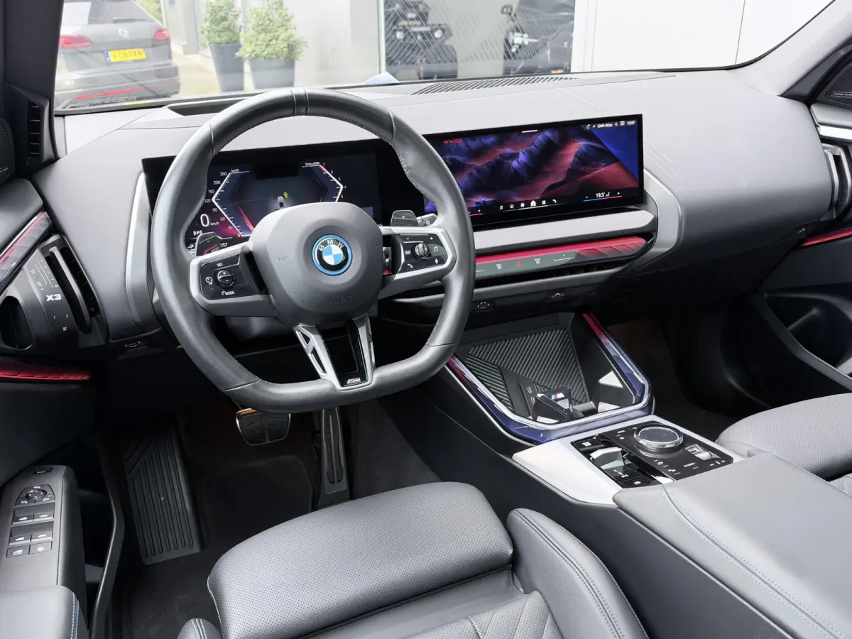 30e xDrive M sport | 300 PK | Long Range | Pano | Trekhaak | 20 inch | Camera