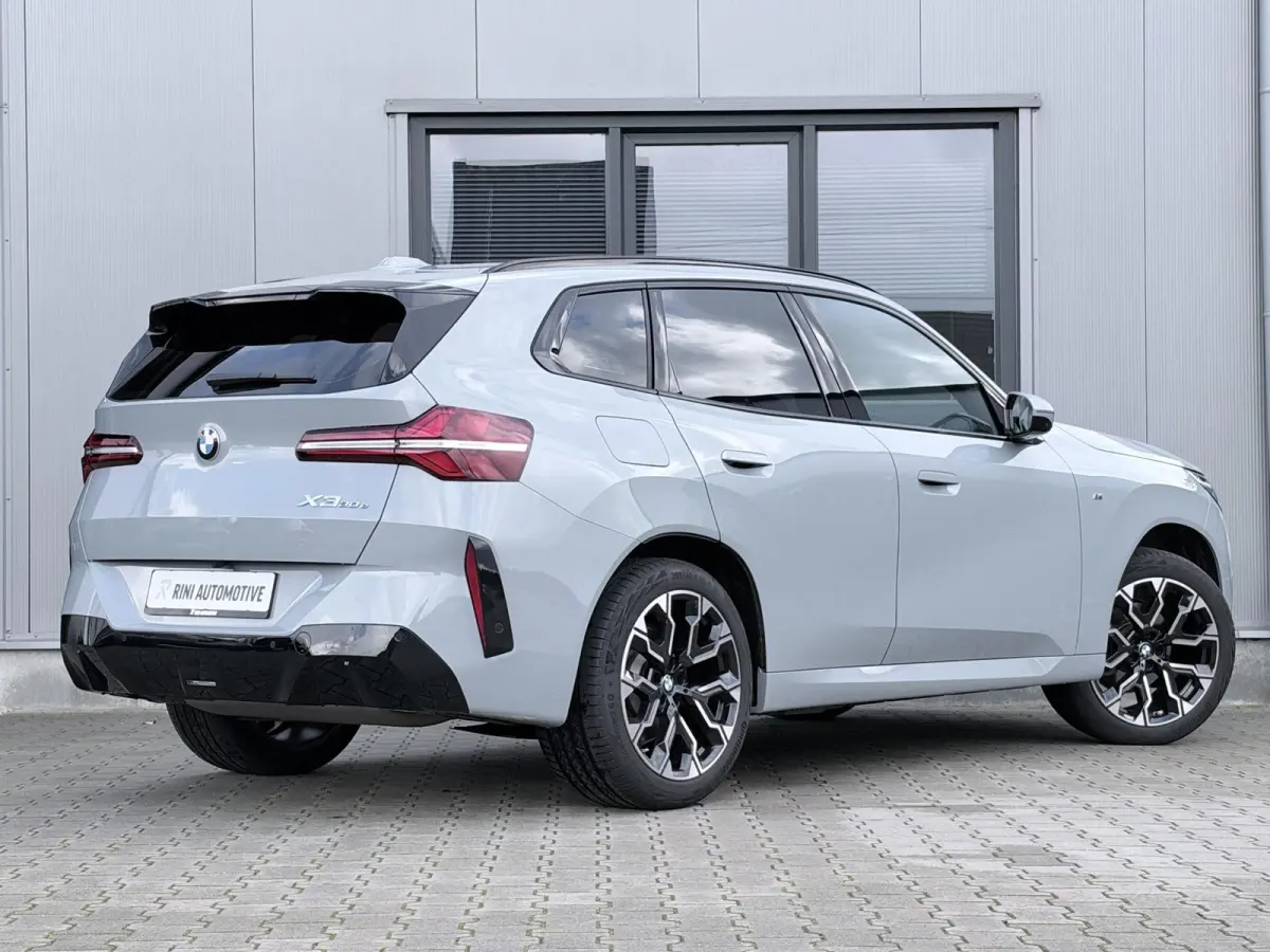 30e xDrive M sport | 300 PK | Long Range | Pano | Trekhaak | 20 inch | Camera