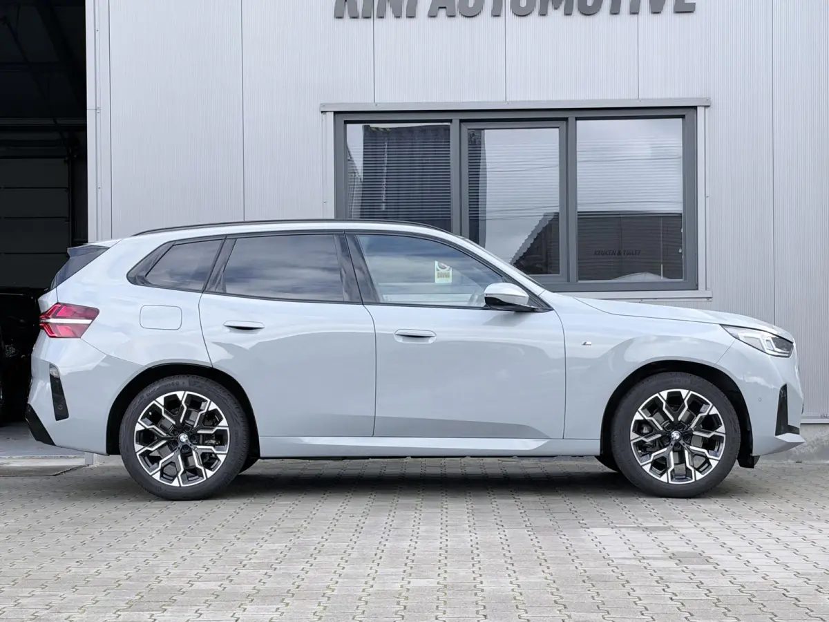 30e xDrive M sport | 300 PK | Long Range | Pano | Trekhaak | 20 inch | Camera