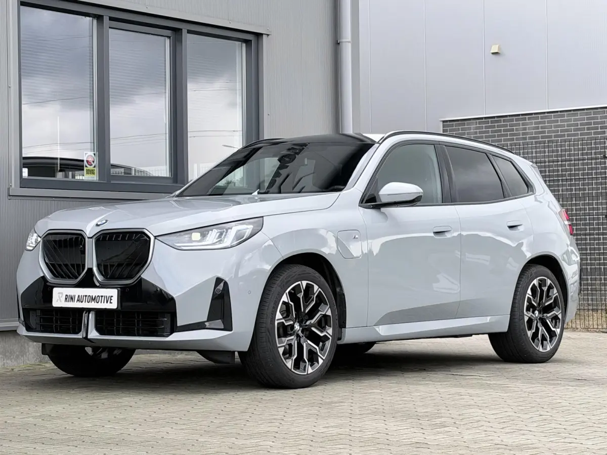 30e xDrive M sport | 300 PK | Long Range | Pano | Trekhaak | 20 inch | Camera