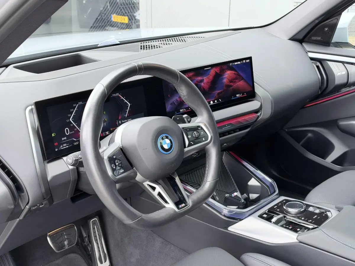 30e xDrive M sport | 300 PK | Long Range | Pano | Trekhaak | 20 inch | Camera