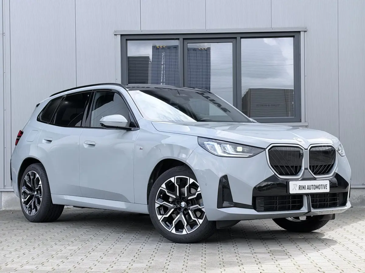 30e xDrive M sport | 300 PK | Long Range | Pano | Trekhaak | 20 inch | Camera