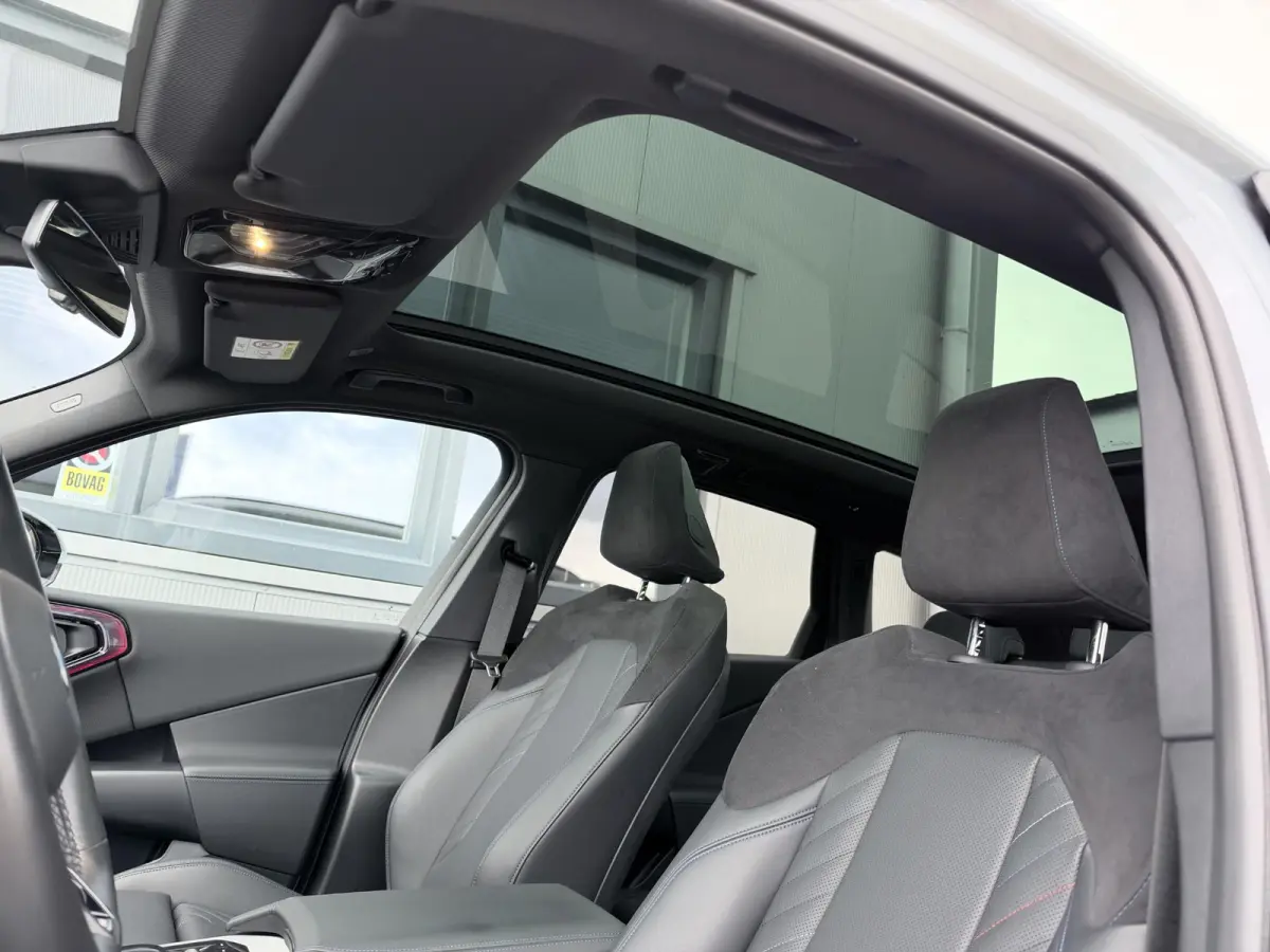 30e xDrive M sport | 300 PK | Long Range | Pano | Trekhaak | 20 inch | Camera