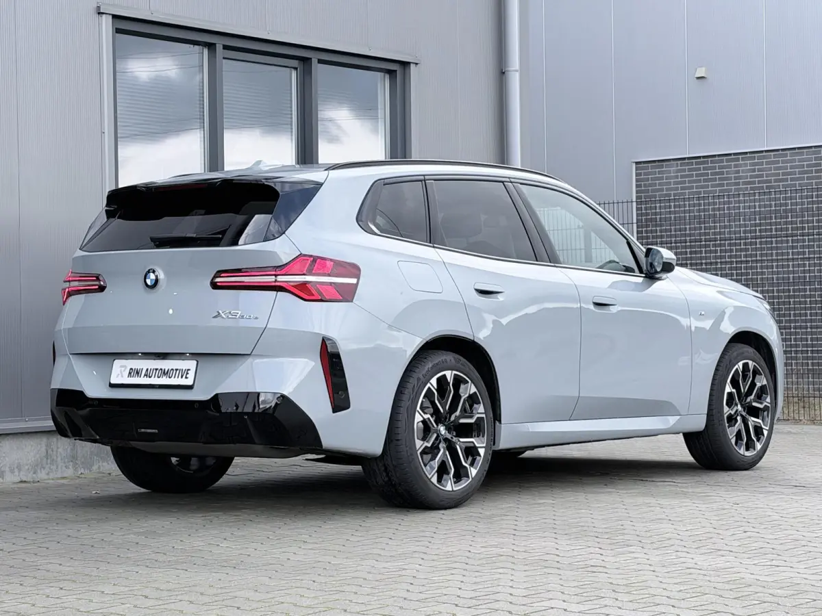 30e xDrive M sport | 300 PK | Long Range | Pano | Trekhaak | 20 inch | Camera