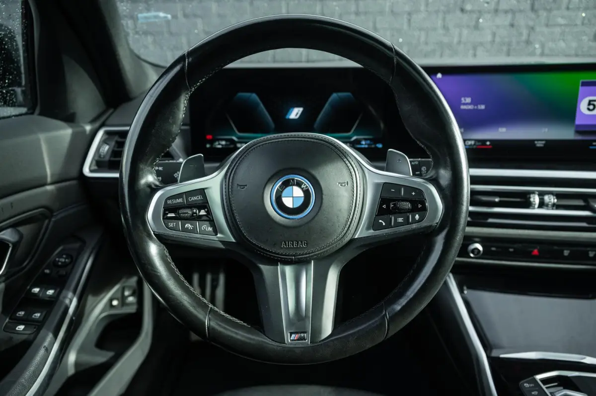 320e PANORAMADAK TREKHAAK ADAPTIVE CRUISE CARPLAY