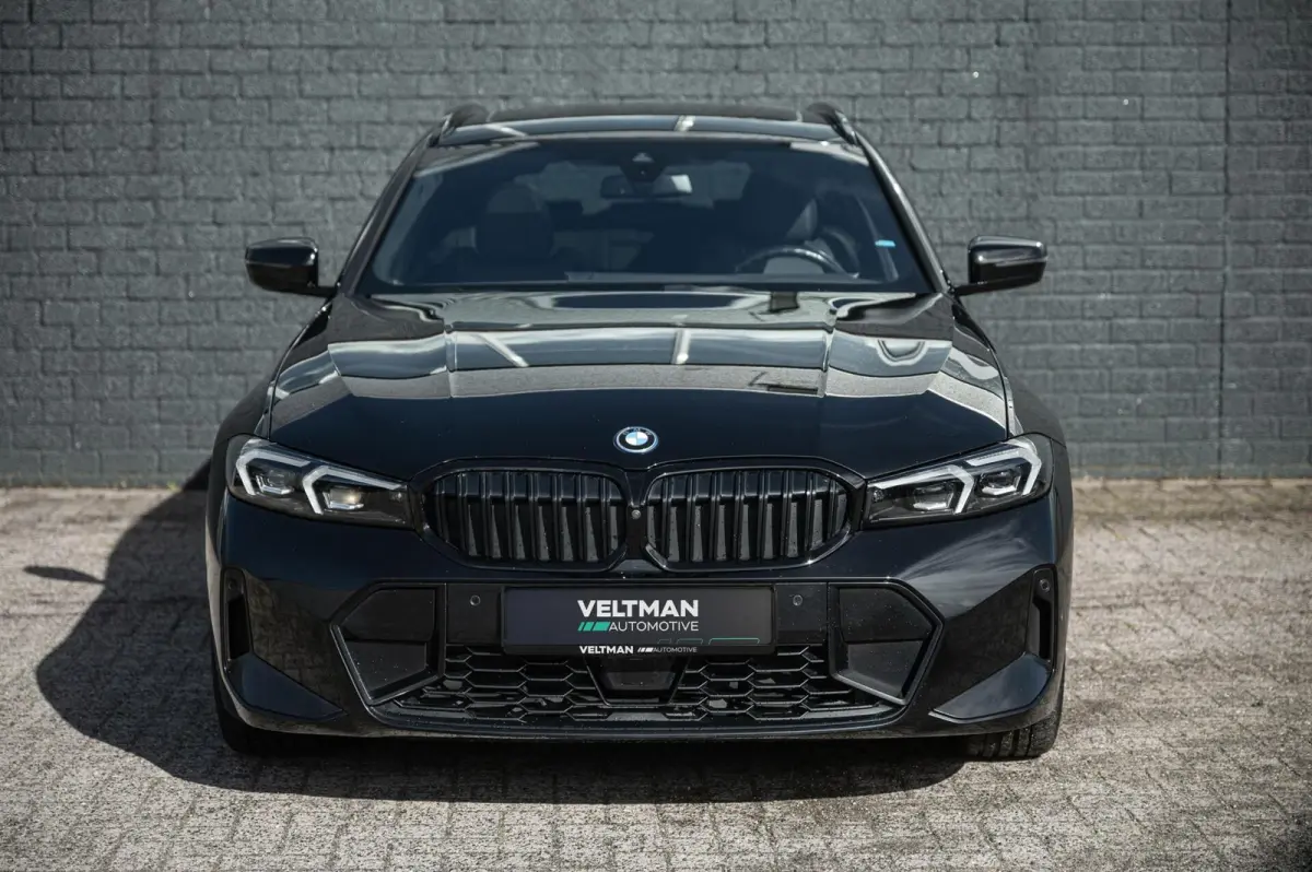 320e PANORAMADAK TREKHAAK ADAPTIVE CRUISE CARPLAY