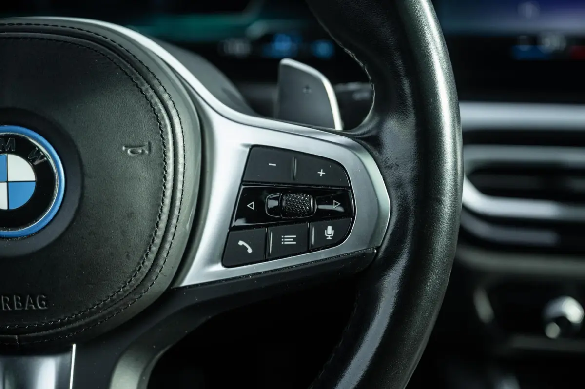 320e PANORAMADAK TREKHAAK ADAPTIVE CRUISE CARPLAY
