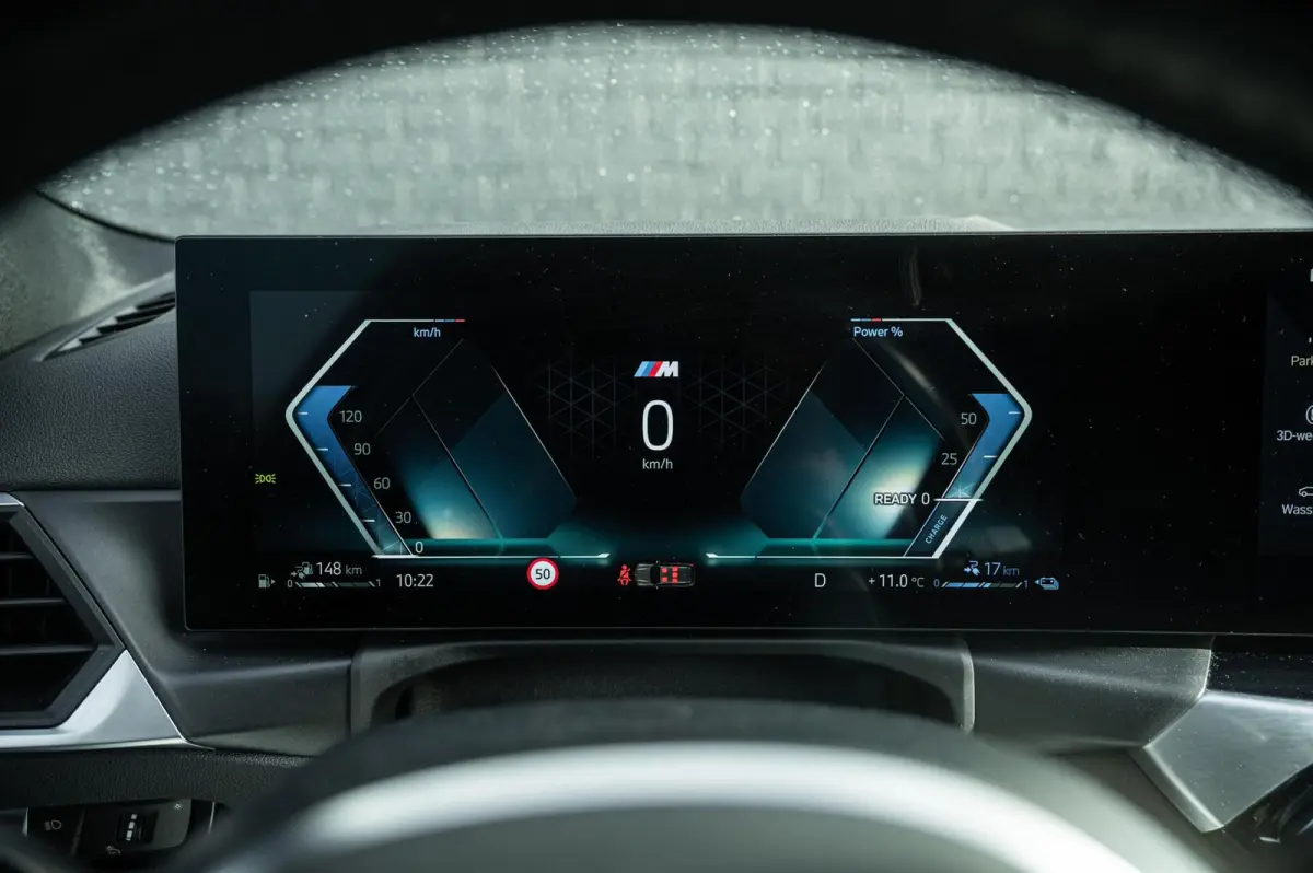 320e PANORAMADAK TREKHAAK ADAPTIVE CRUISE CARPLAY