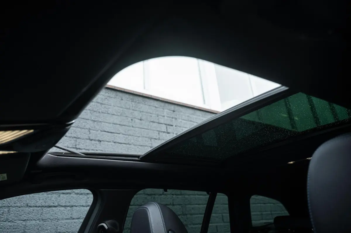 320e PANORAMADAK TREKHAAK ADAPTIVE CRUISE CARPLAY