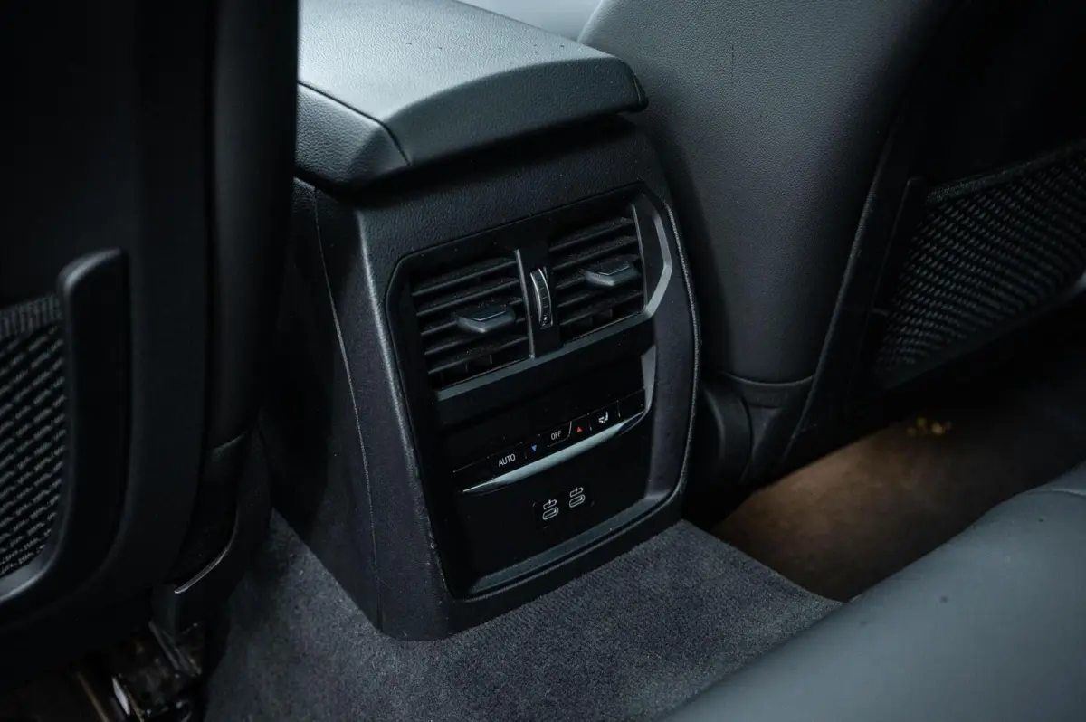 320e PANORAMADAK TREKHAAK ADAPTIVE CRUISE CARPLAY