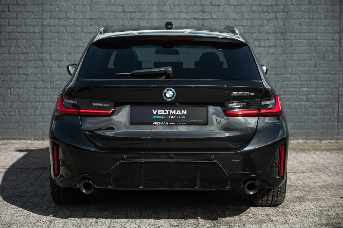 320e PANORAMADAK TREKHAAK ADAPTIVE CRUISE CARPLAY