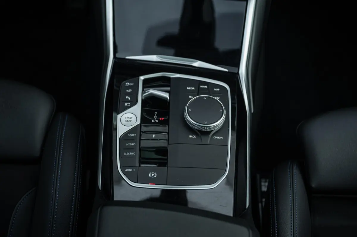 320e PANORAMADAK TREKHAAK ADAPTIVE CRUISE CARPLAY