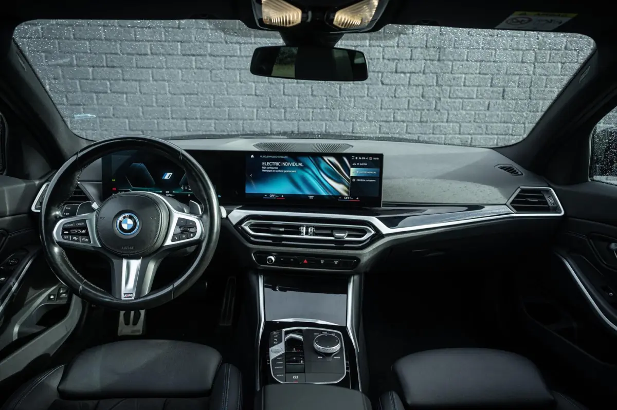 320e PANORAMADAK TREKHAAK ADAPTIVE CRUISE CARPLAY