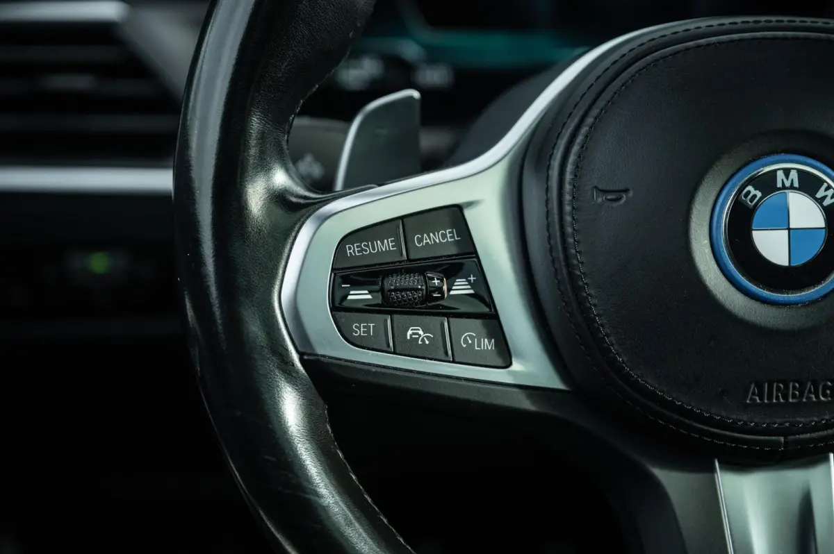 320e PANORAMADAK TREKHAAK ADAPTIVE CRUISE CARPLAY
