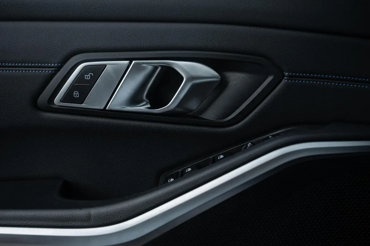 320e PANORAMADAK TREKHAAK ADAPTIVE CRUISE CARPLAY