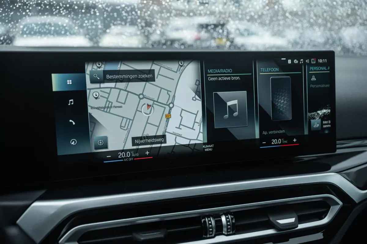 320e PANORAMADAK TREKHAAK ADAPTIVE CRUISE CARPLAY