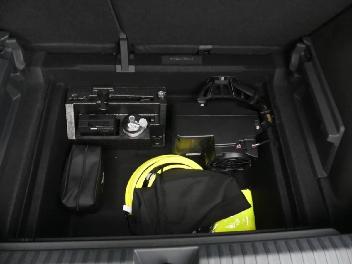 52 kWh VZ REBEL FIRST EDITION 226PK 360CAMERA/PAN.DAK/ELEK.VOORSTOELEN/SENNHEISER