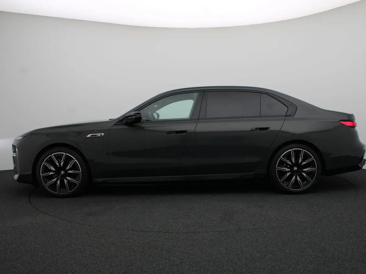 M760e xDrive | M Sportpakket Pro | SoH 100% | Innovation Pack | Executive Drive Pro | Head-Up | Executive Lounge | Massage | Stoelventilatie | Driving Assistant Professional | Bowers & Wilki