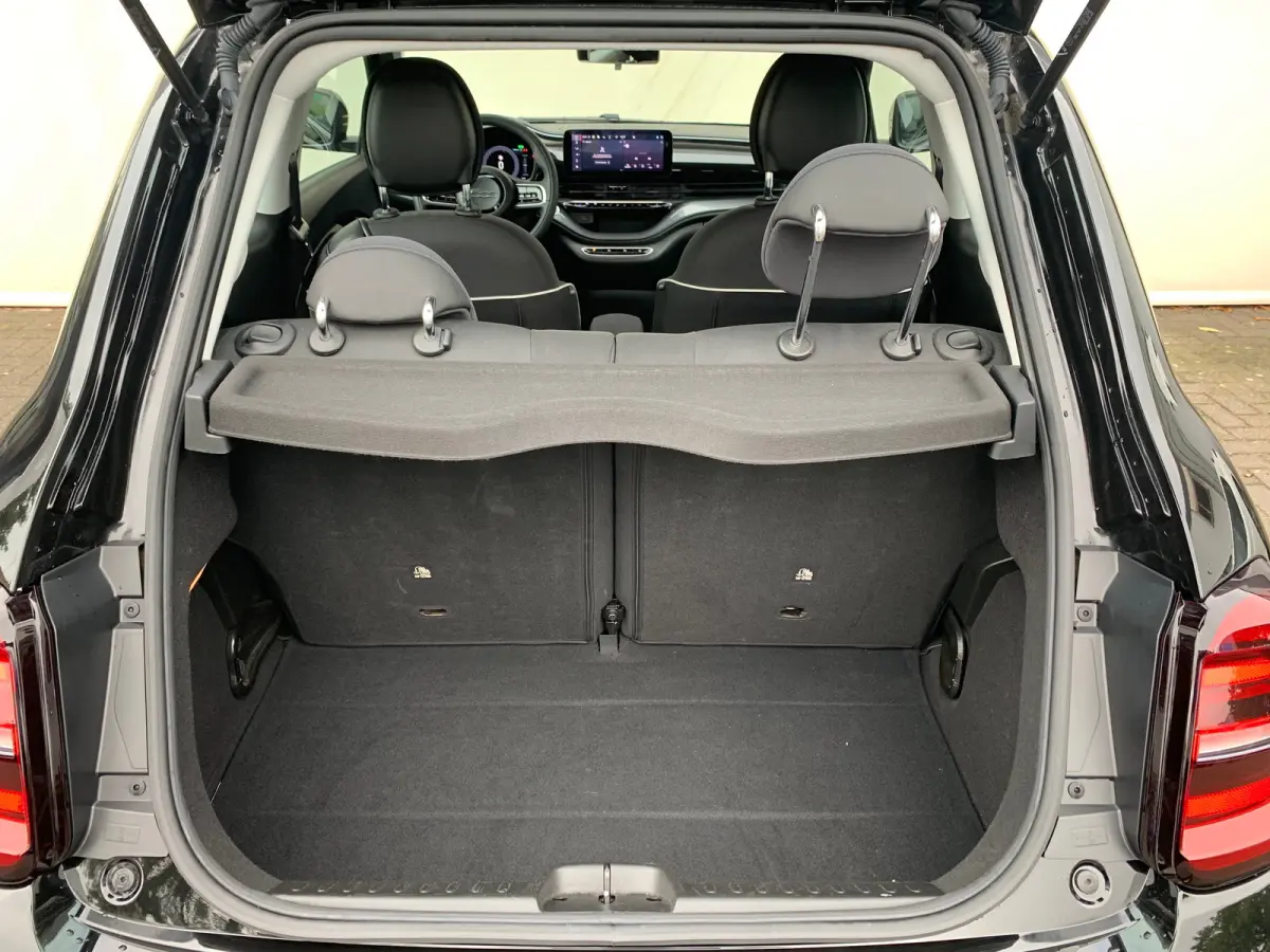 Lim. 500 e Lim. 42KWH Airco | Camera | Cruise Control | DAB | Dode Hoek | Keyless | Navi | Stoelverwarming |