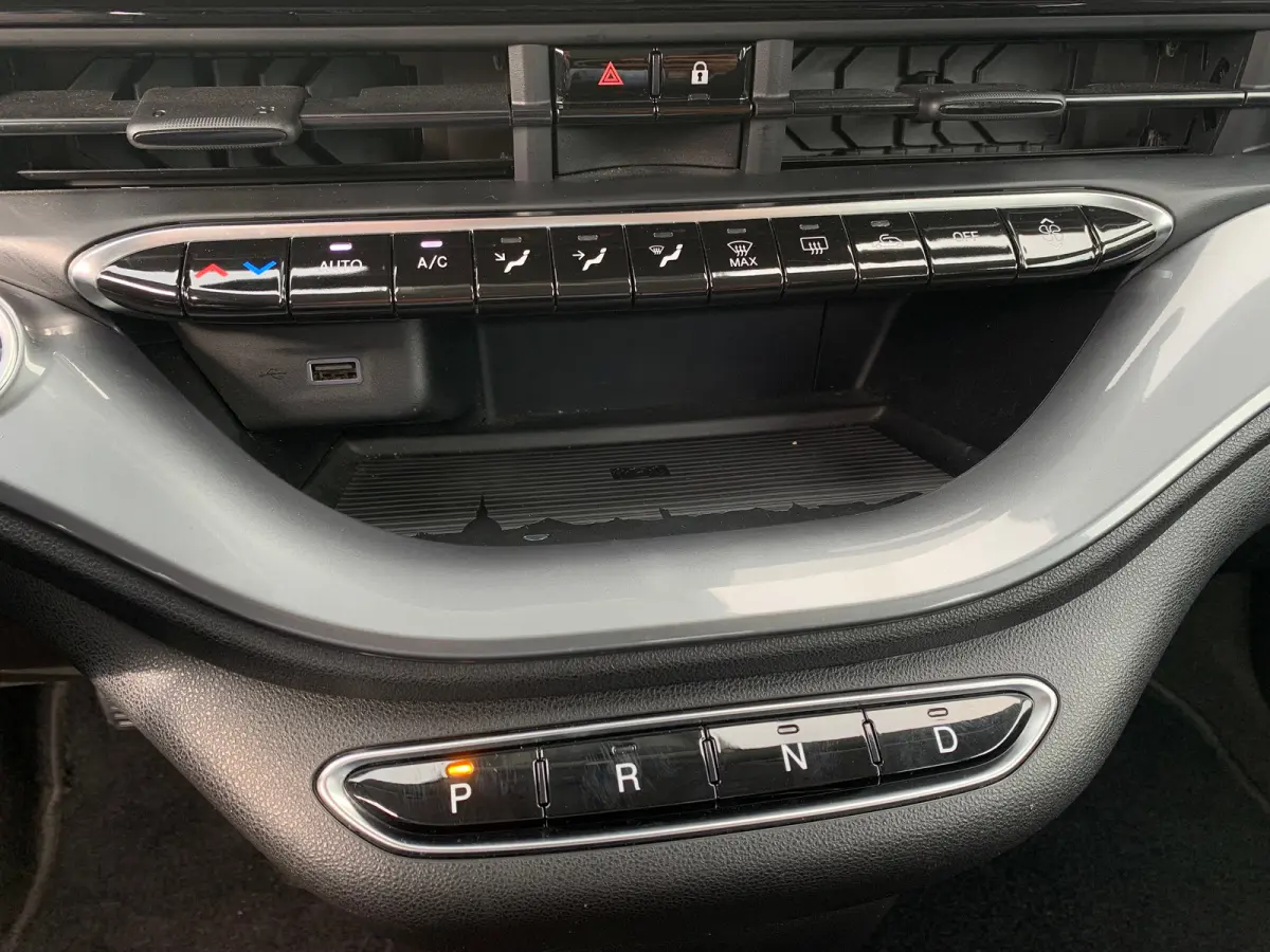 Lim. 500 e Lim. 42KWH Airco | Camera | Cruise Control | DAB | Dode Hoek | Keyless | Navi | Stoelverwarming |