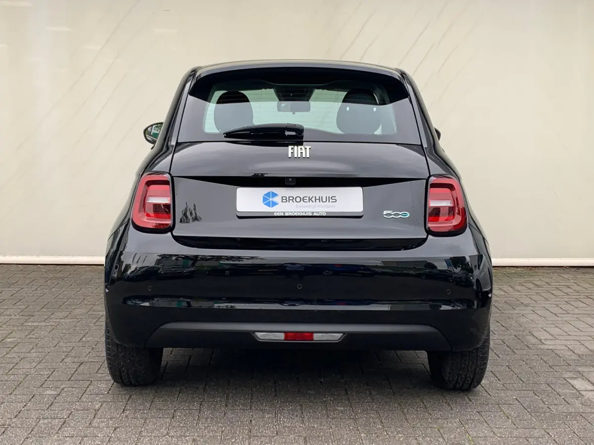 Lim. 500 e Lim. 42KWH Airco | Camera | Cruise Control | DAB | Dode Hoek | Keyless | Navi | Stoelverwarming |