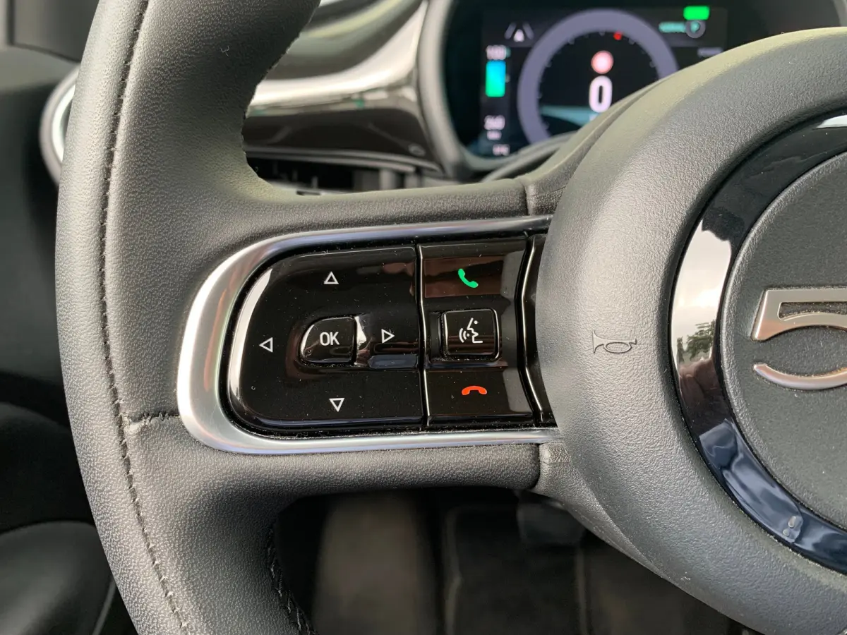 Lim. 500 e Lim. 42KWH Airco | Camera | Cruise Control | DAB | Dode Hoek | Keyless | Navi | Stoelverwarming |
