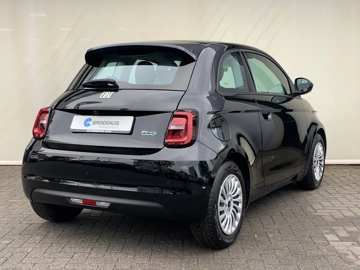 Lim. 500 e Lim. 42KWH Airco | Camera | Cruise Control | DAB | Dode Hoek | Keyless | Navi | Stoelverwarming |