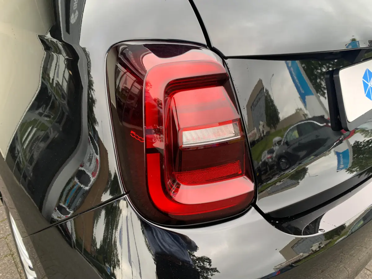 Lim. 500 e Lim. 42KWH Airco | Camera | Cruise Control | DAB | Dode Hoek | Keyless | Navi | Stoelverwarming |