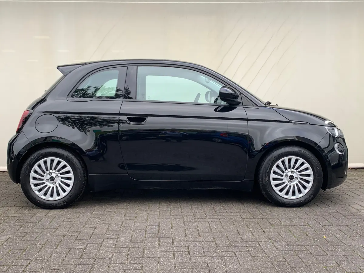 Lim. 500 e Lim. 42KWH Airco | Camera | Cruise Control | DAB | Dode Hoek | Keyless | Navi | Stoelverwarming |