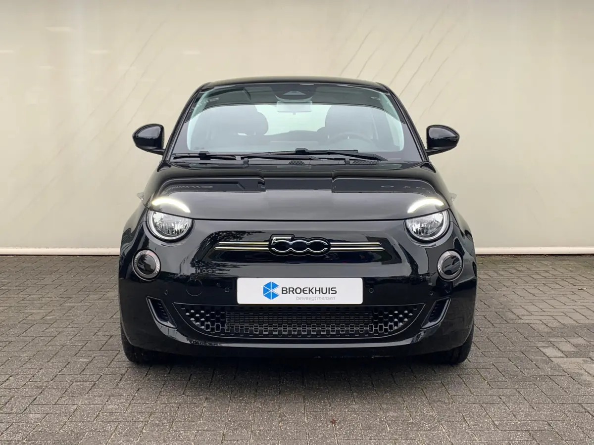 Lim. 500 e Lim. 42KWH Airco | Camera | Cruise Control | DAB | Dode Hoek | Keyless | Navi | Stoelverwarming |