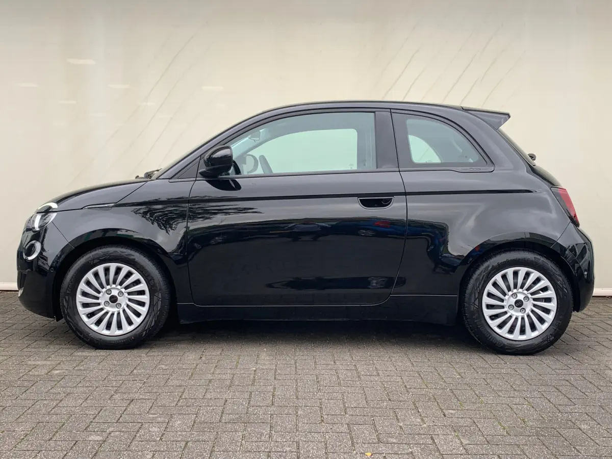 Lim. 500 e Lim. 42KWH Airco | Camera | Cruise Control | DAB | Dode Hoek | Keyless | Navi | Stoelverwarming |