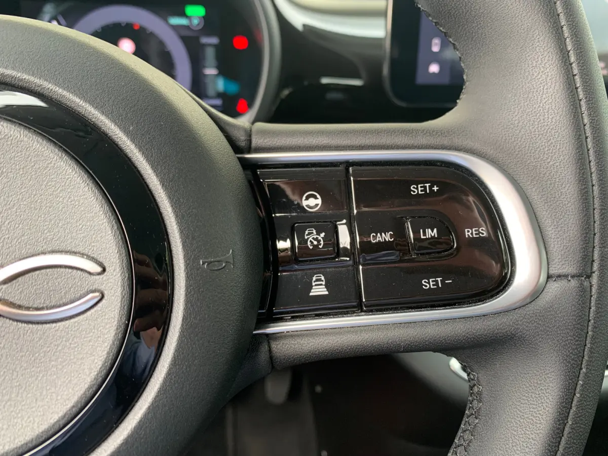 Lim. 500 e Lim. 42KWH Airco | Camera | Cruise Control | DAB | Dode Hoek | Keyless | Navi | Stoelverwarming |
