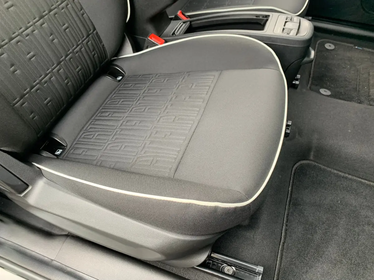 Lim. 500 e Lim. 42KWH Airco | Camera | Cruise Control | DAB | Dode Hoek | Keyless | Navi | Stoelverwarming |