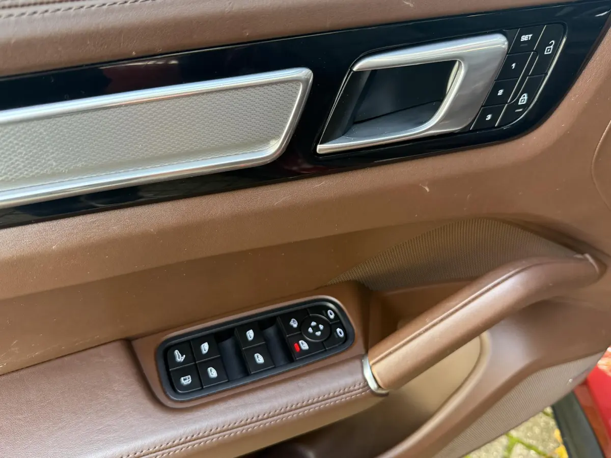 3.0 E-Hybrid Platinum Edition | Luchtvering | Panoramadak | Wegkl. Trekhaak | Leder | Navigatie | Cruise Control | 21 inch | Apple Carplay