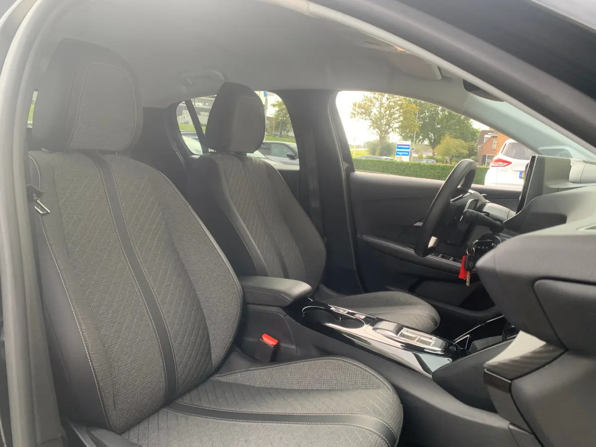 Hybrid 100 e-DCS6 Allure Airco | AppleCarPlay/ Android Auto | Camera | Cruise Control | DAB | LED | LMV 16" | PDC V&A |