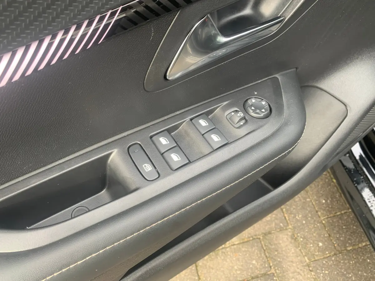 Hybrid 100 e-DCS6 Allure Airco | AppleCarPlay/ Android Auto | Camera | Cruise Control | DAB | LED | LMV 16" | PDC V&A |