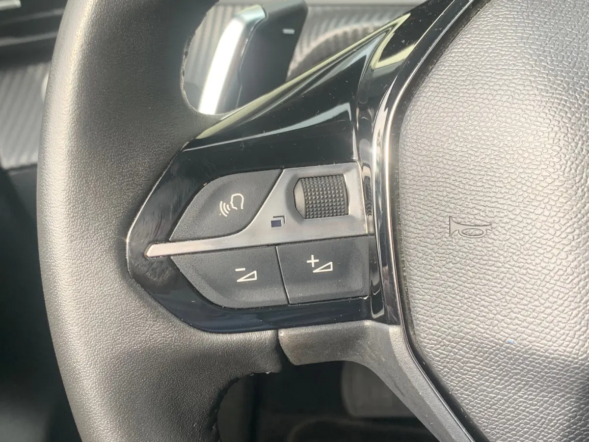 Hybrid 100 e-DCS6 Allure Airco | AppleCarPlay/ Android Auto | Camera | Cruise Control | DAB | LED | LMV 16" | PDC V&A |