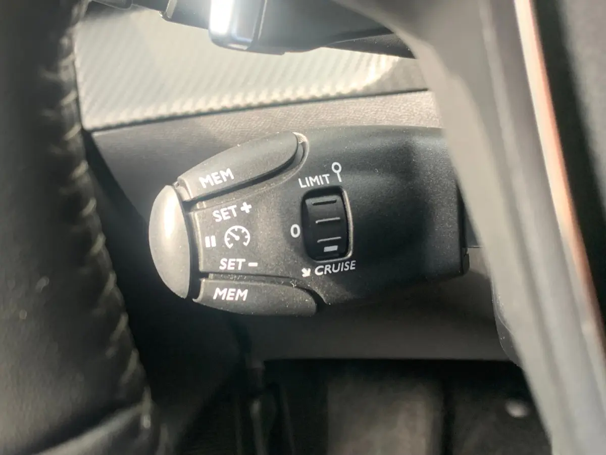 Hybrid 100 e-DCS6 Allure Airco | AppleCarPlay/ Android Auto | Camera | Cruise Control | DAB | LED | LMV 16" | PDC V&A |