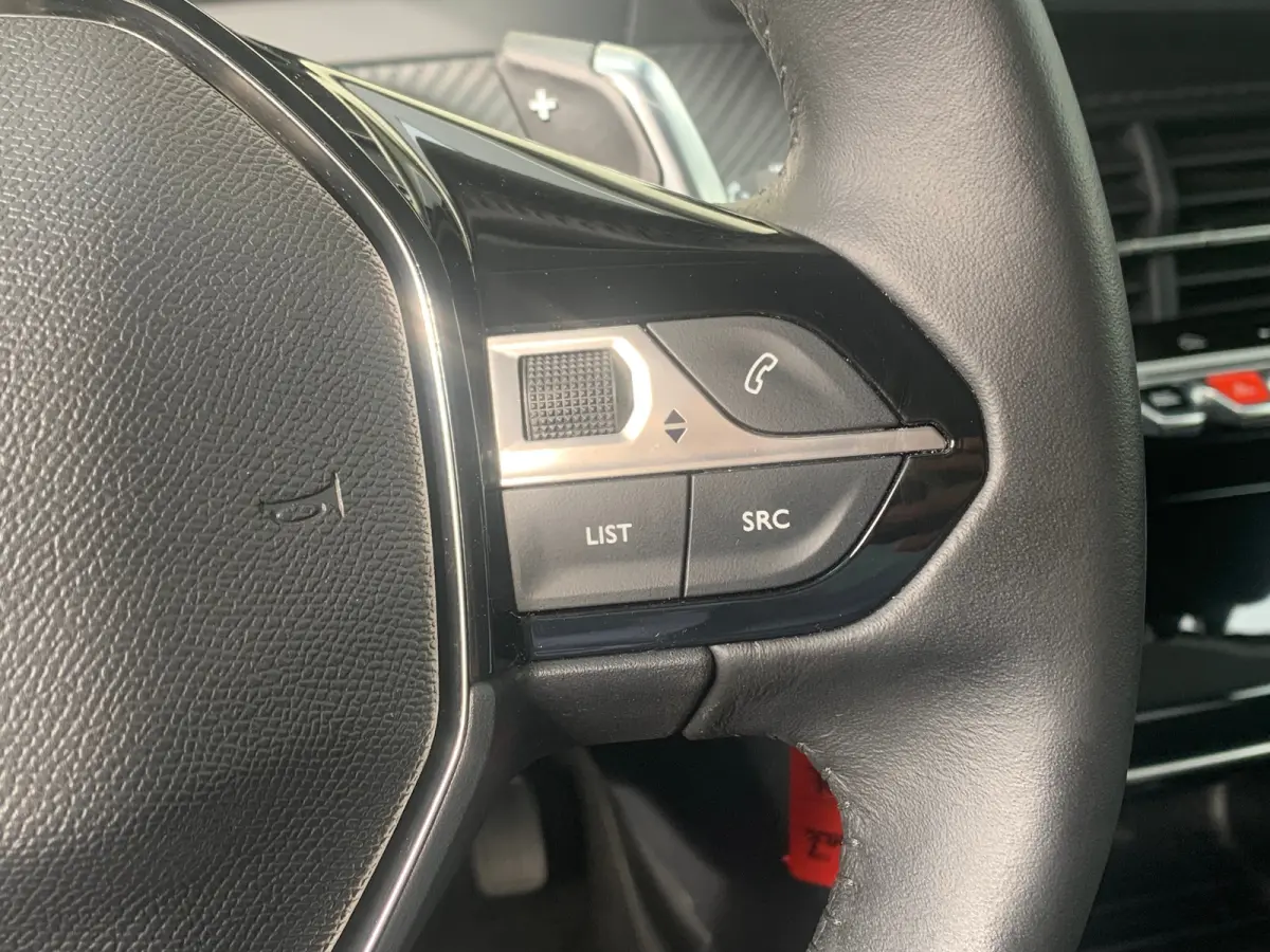 Hybrid 100 e-DCS6 Allure Airco | AppleCarPlay/ Android Auto | Camera | Cruise Control | DAB | LED | LMV 16" | PDC V&A |