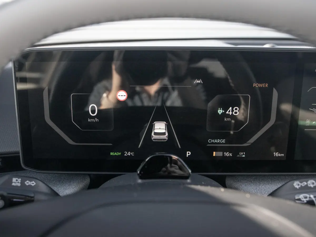 Plus Advanced 58.3 kWh | DIRECT LEVERBAAR | Panodak | Navi. | Clima. | Adapt. Cruise. | Stoel&Stuur Verwarming | Dodehoekassistentie | Harman Kardon