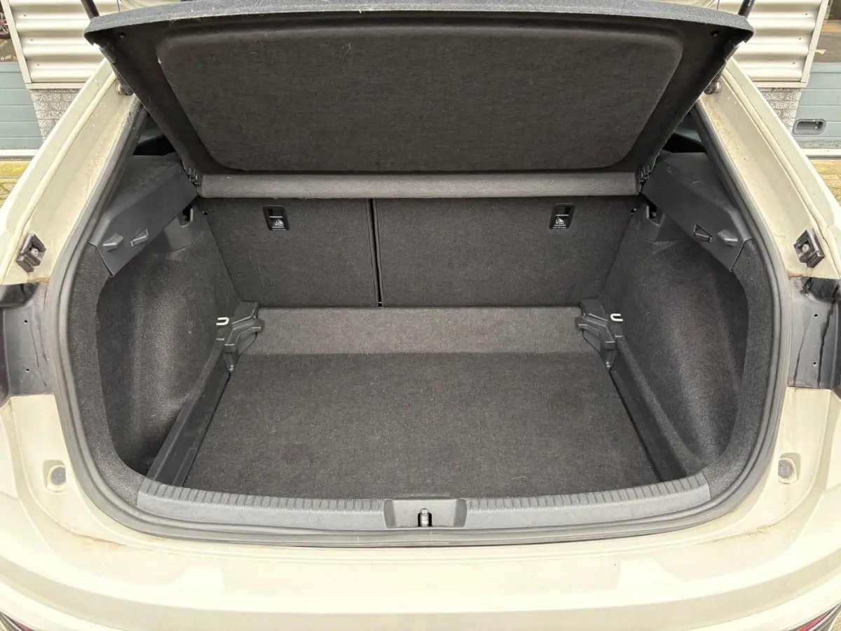 1.0 TSI 110 pk R-Line 7-DSG | Achteruitrijcamera | R-Line interieur | Trekhaak afneembaar |