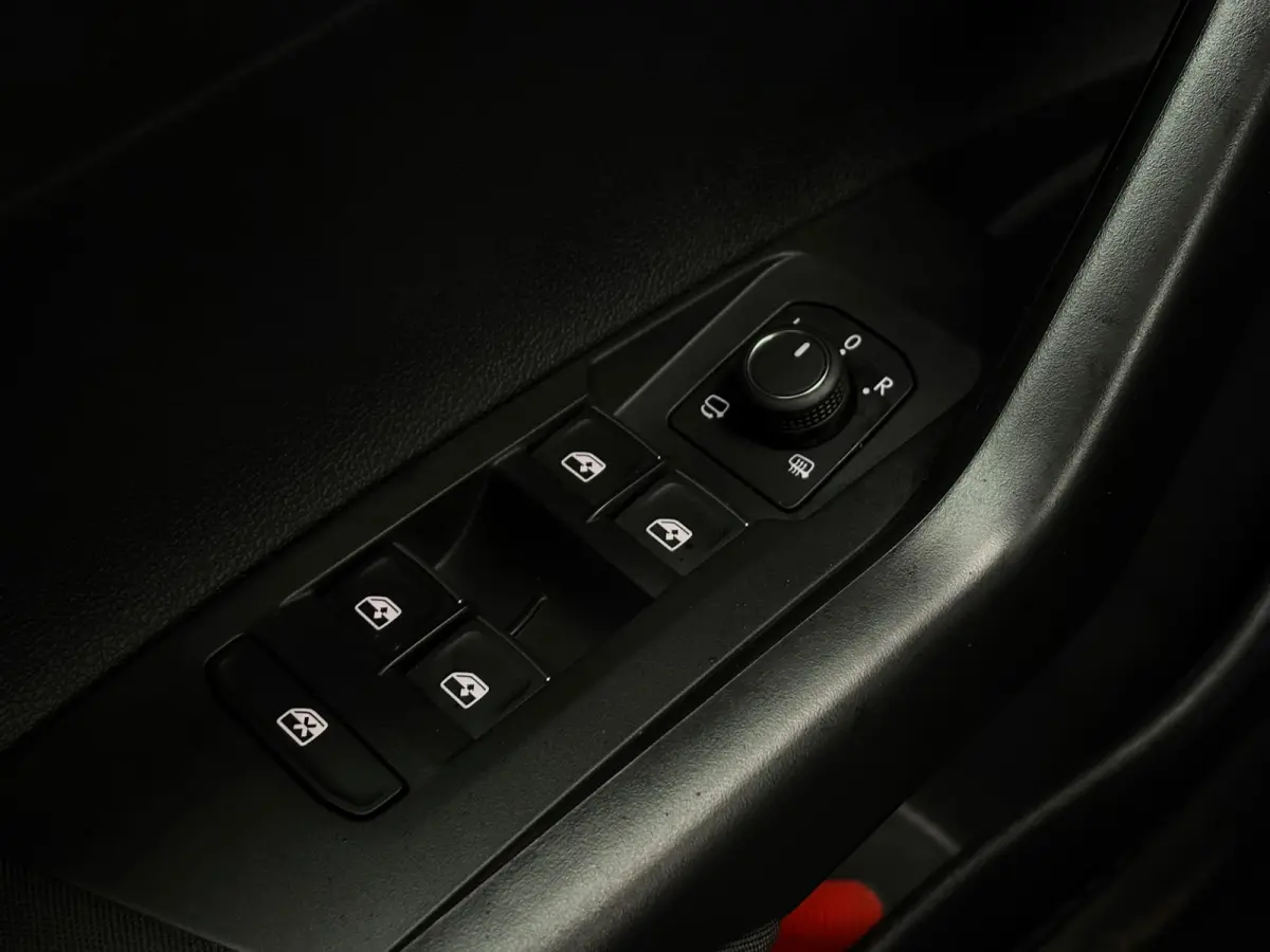 1.0 TSI 110 pk R-Line 7-DSG | Achteruitrijcamera | R-Line interieur | Trekhaak afneembaar |