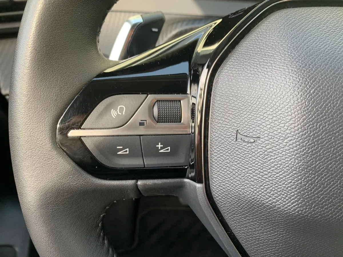 Hybrid 100 e-DCS6 Allure Airco | AppleCarPlay/Android Auto | Camera | Cruise Control | DAB | LED | LMV 16" | PDC V&A |