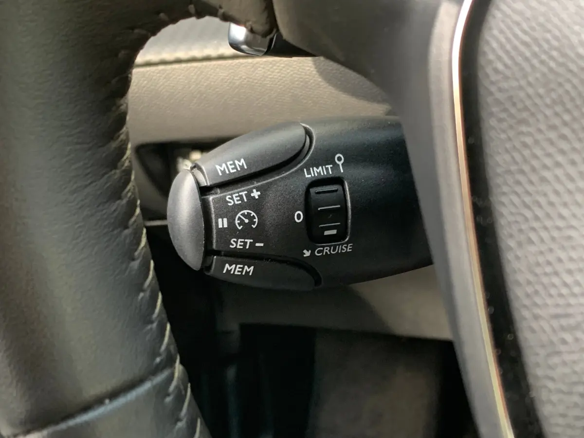 Hybrid 100 e-DCS6 Allure Airco | AppleCarPlay/Android Auto | Camera | Cruise Control | DAB | LED | LMV 16" | PDC V&A |