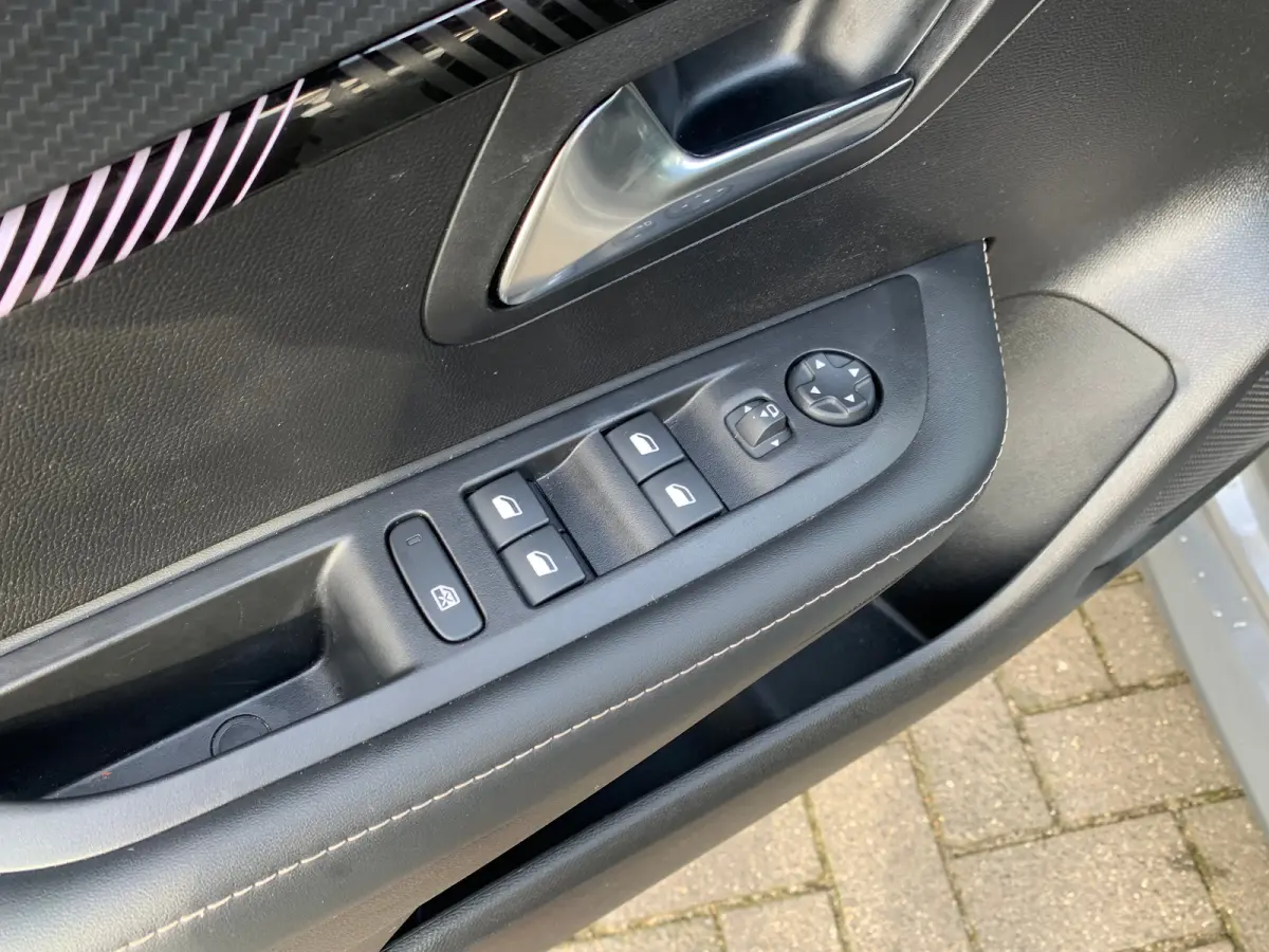 Hybrid 100 e-DCS6 Allure Airco | AppleCarPlay/Android Auto | Camera | Cruise Control | DAB | LED | LMV 16" | PDC V&A |